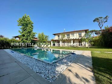 Meravigliosa villa singola di nuova costruzione con piscina, a circa 300-400 metri dal mare di Forte dei Marmi.