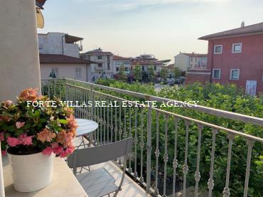 Accogliente appartamento al primo piano con bellissima vista, situato in posizione centrale a Forte dei Marmi, 250 metri dal mare