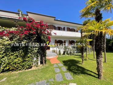 Cozy semi-detached house with large garden, located in a central but quiet area about 800 meters from the sea in Forte dei Marmi