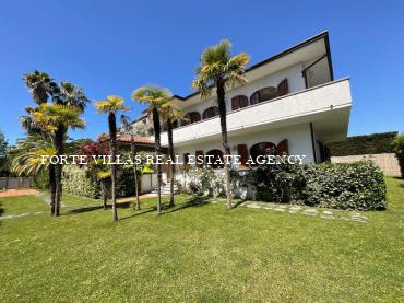 Cozy semi-detached house with large garden, located in a central but quiet area about 800 meters from the sea in Forte dei Marmi