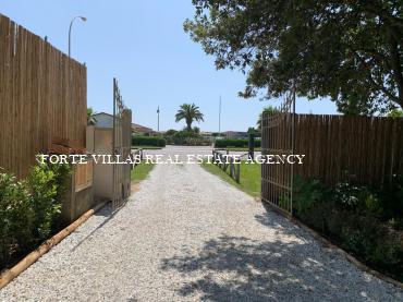 Luminosa villa singola circondata dal verde, situata a 50 metri dal mare a Marina di Pietrasanta