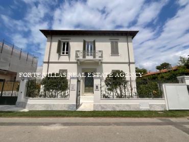 Wonderful centrally located single villa, about 50 meters from the sea in Forte dei Marmi