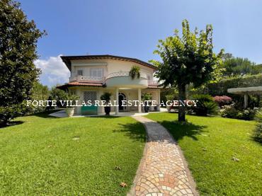 Villa singola con ampio giardino situata in zona centrale a Forte dei Marmi e vicinissima al mare