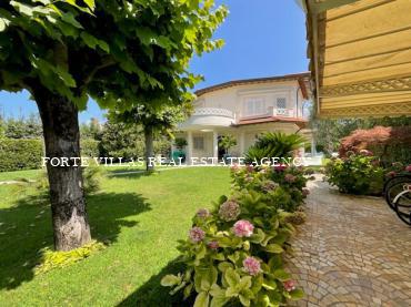 Single villa with large garden located in the central area of Forte dei Marmi and very close to the sea.