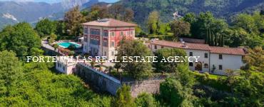 Majestic historic residence located on the hills of Pietrasanta. The property has a large park of 7,500 square meters and enjoys a beautiful view of the sea.