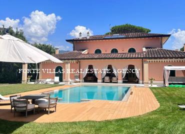 Beautiful single villa with heated pool and large garden located 800 meters from the sea in Vittoria Apuana