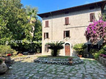Meravigliosa Villa storica di grandi dimensioni in vendita a Pietrasanta.