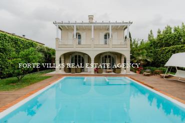 Elegant detached villa with swimming pool located in the prestigious district of Roma Imperiale, about 800 meters from the sea.