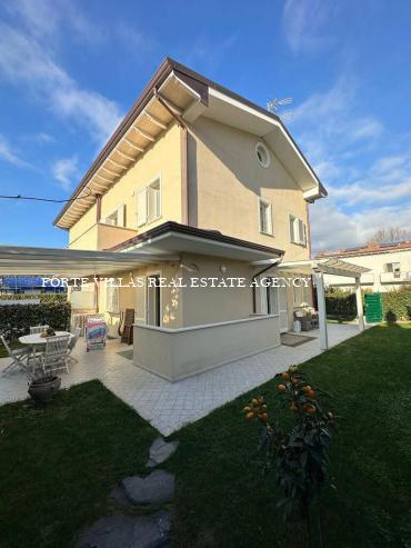 Beautiful semi-detached villa with garden and private parking space, located behind Roma Imperiale area, about 800 meters from the sea.