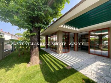 Progetto di villa singola in fase di costruzione con giardino e posto auto privato, situato tra Vittoria Apuana e Forte dei Marmi centro, a circa 600 metri dal mare.