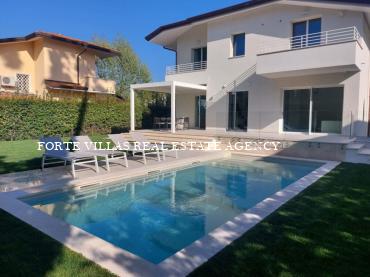 Wonderful recently renovated villa with swimming pool, located about 600 meters from the sea in Marina di Pietrasanta. 