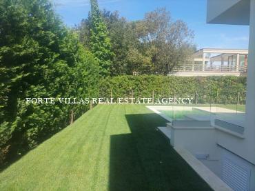 Meravigliosa villa di recente ristrutturazione con piscina, situata a circa 600 metri dal mare di Marina di Pietrasanta. Ottima posizione in strada tranquilla ma residenziale.