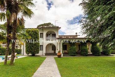 Beautiful detached villa with heated swimming pool and a large garden located in the prestigious district of Roma Imperiale about 750 meters from the sea.