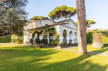 Splendida villa singola con piscina riscaldata e un ampio giardino situata nel prestigioso quartiere di Roma Imperiale a circa 750 metri dal mare.