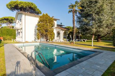 Splendida villa singola con piscina riscaldata e un ampio giardino situata nel prestigioso quartiere di Roma Imperiale a circa 750 metri dal mare.