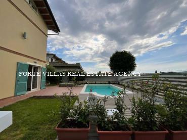 Welcoming semi-detached house with swimming pool and wonderful mountain views, located in the centre of Massa, about 4 km from the sea