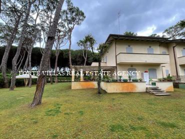 Villa singola di grandi dimensioni con ampio giardino situata a Vittoria Apuana a circa 300 metri dal mare