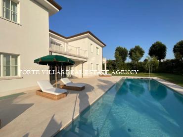 Prestigious newly built single villa with swimming pool and large equipped garden, located on a private street behind the center, about 900 meters from the sea.