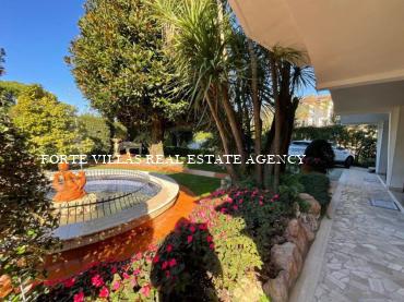 Meravigliosa villa singola con giardino e ampia metratura, situata alle spalle del centro a circa 1 km dal mare