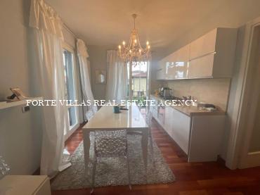 Bellissimo appartamento con giardino e posto auto privato, situato a circa 300 metri dal mare di Marina di Pietrasanta.