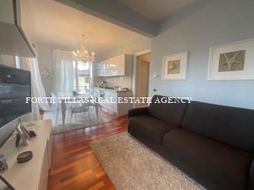 Bellissimo appartamento con giardino e posto auto privato, situato a circa 300 metri dal mare di Marina di Pietrasanta.