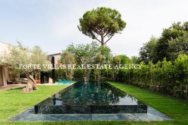 New single villa with swimming pool, located in a quiet area of ​​Vittoria Apuana about 600 meters from the sea.