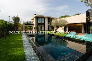 New single villa with swimming pool, located in a quiet area of ​​Vittoria Apuana about 600 meters from the sea.