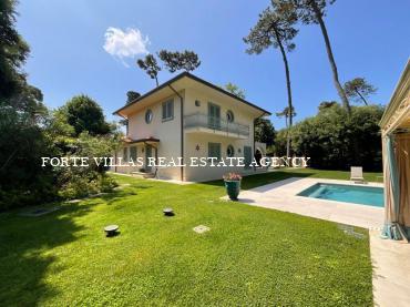 Lussuosa villa con piscina, dependance e ampio giardino situata nel prestigioso quartiere di Roma Imperiale, a circa 500 metri dal mare