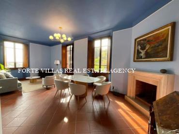 Appartamento al primo piano con vista mare, posto auto e splendida terrazza, situato nel cuore di Forte dei Marmi