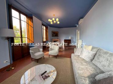 Appartamento al primo piano con vista mare, posto auto e splendida terrazza, situato nel cuore di Forte dei Marmi