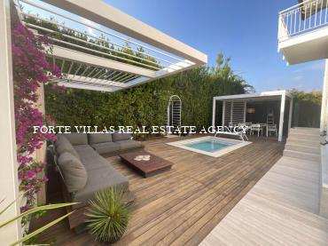 Bellissimo villino bifamiliare con piccolo giardino, minipiscina e posto auto privato situato in una tranquilla via traversa a soli 800 m dal mare.