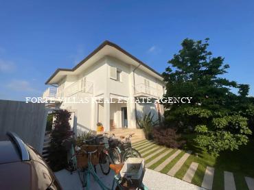 Bellissimo villino bifamiliare con piccolo giardino, minipiscina e posto auto privato situato in una tranquilla via traversa a soli 800 m dal mare.