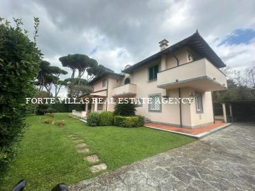 Charming detached villa with jacuzzi and large garden of approximately 1200 square meters, located 350 meters from the sea in Vittoria Apuana.