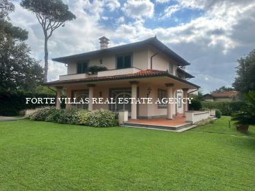 Charming detached villa with jacuzzi and large garden of approximately 1200 square meters, located 350 meters from the sea in Vittoria Apuana.