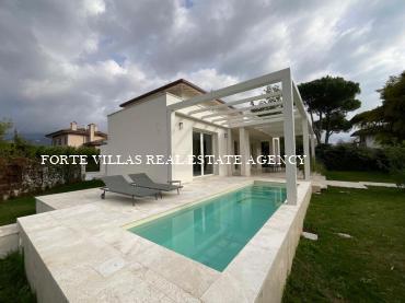 Villa singola di recente ristrutturazione con mini piscina e giardino su 4 lati, situata a circa 1 km dal mare alle spalle del prestigioso quartiere di Roma Imperiale