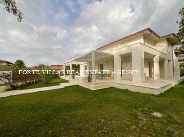 Villa singola di recente ristrutturazione con mini piscina e giardino su 4 lati, situata a circa 1 km dal mare alle spalle del prestigioso quartiere di Roma Imperiale