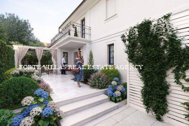 Pozione di bifamiliare in fase di ristrutturazione situata nel cuore di Forte dei Marmi a circa 300 m dal mare