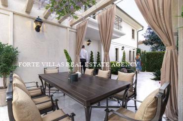 Pozione di bifamiliare in fase di ristrutturazione situata nel cuore di Forte dei Marmi a circa 300 m dal mare