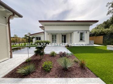 Villa singola di nuova costruzione con dependance e vasca idromassaggio, situata fronte mare in località Vittoria Apuana