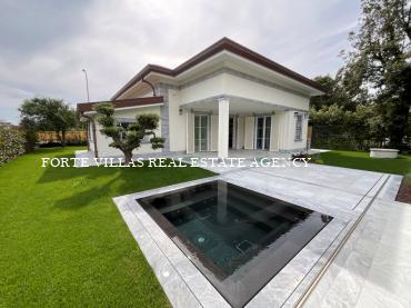 Villa singola di nuova costruzione con dependance e vasca idromassaggio, situata fronte mare in località Vittoria Apuana