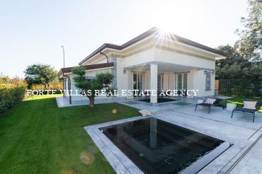 Villa singola di nuova costruzione con dependance e vasca idromassaggio, situata fronte mare in località Vittoria Apuana