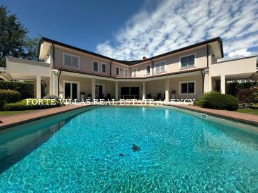 Villa with pool and wide garden