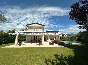 Villa with pool and wide garden