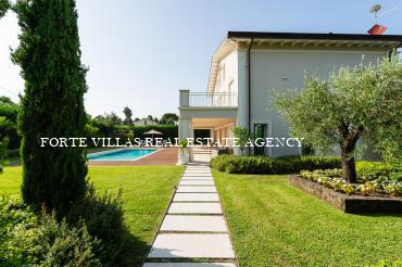 Villa con giardino e piscina
