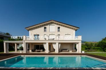 Villa con giardino e piscina