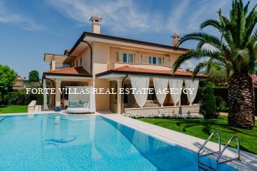 Bellissima villa con piscina e giardino in affitto Forte dei Marmi
