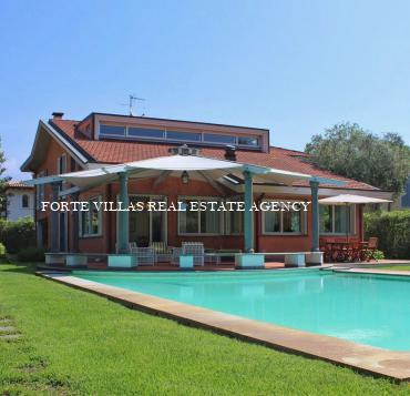 Villa singola di grandi dimensioni con piscina e giardino in affitto a Forte dei Marmi