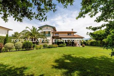 Beautiful villa for rent in Forte dei Marmi with magnificent garden