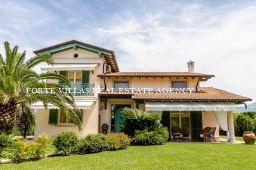 Splendida villa in affitto a Forte dei Marmi con magnifico giardino