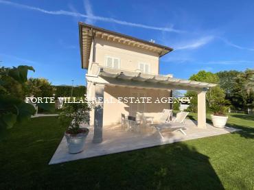 Villa in ottime condizioni con bellissimo giardino in affitto centro Forte dei Marmi